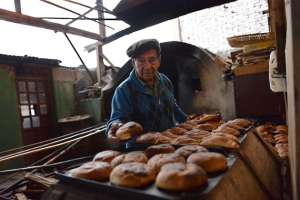Fausto L&oacute;pez, de 75 a&ntilde;os, es un claro ejemplo del esfuerzo y el ah&iacute;nco de los emprendedores locales. En su taller laboran quince personas. Foto: Roberto Ch&aacute;vez / El Tel&eacute;grafo