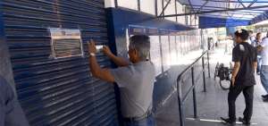 Pese a las acciones policiales de inteligencia, los tramitadores a&uacute;n ofrecen sus servicios en los alrededores de la Comisi&oacute;n de Tr&aacute;nsito, en Guayaquil.