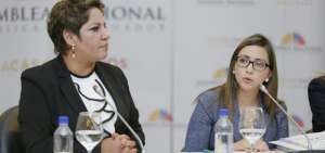 Mar&iacute;a Jos&eacute; Carri&oacute;n, presidenta de la Comisi&oacute;n y Ver&oacute;nica Espinosa durante la comparecencias.