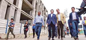 El contralor Pablo Celi (segundo desde la izq.) recorri&oacute; ayer las instalaciones de la Ciudad del Conocimiento.