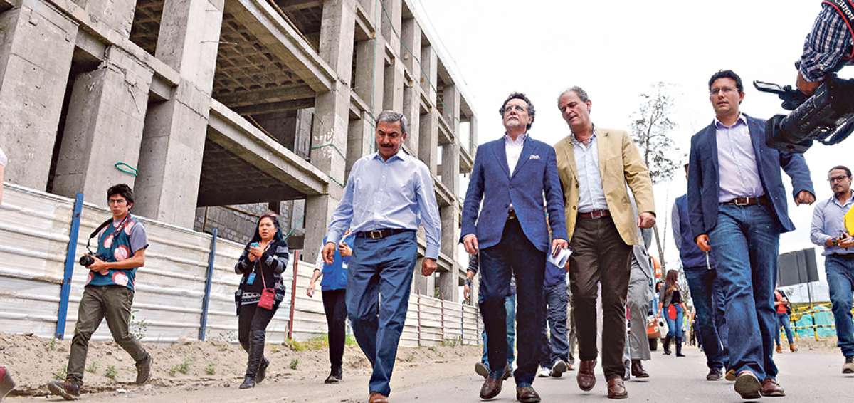 El contralor Pablo Celi (segundo desde la izq.) recorri&oacute; ayer las instalaciones de la Ciudad del Conocimiento.