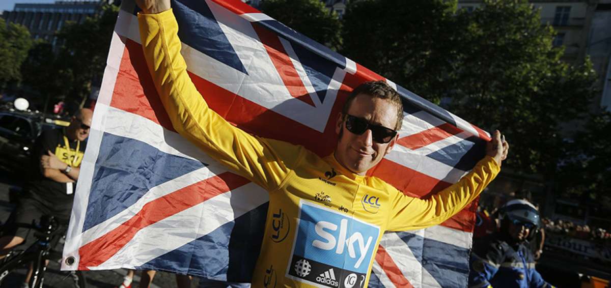 El ciclista Bradley Wiggins, ganador del Tour de Francia 2012, posa con la bandera brit&aacute;nica en Par&iacute;s.