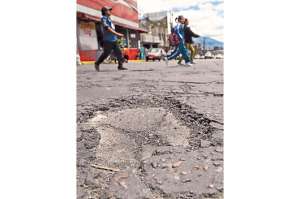 Los baches, un mal permanente en la capital