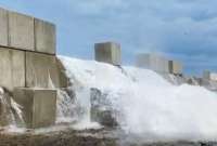 Oleajes provocan la caída de 30 bloques de concreto del muelle pesquero artesanal de Crucita