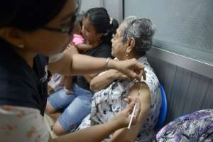 En el Centro Materno Infantil de Basti&oacute;n Popular, en Guayaquil, inmunizan a una persona de los grupos prioritarios cada 5 minutos. Foto: Jos&eacute; Mor&aacute;n / El Tel&eacute;grafo