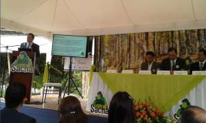 Representante de Ecuador Forestal, Juan Palacios presenta premio Sacha. Foto: Saskia Chac&oacute;n.