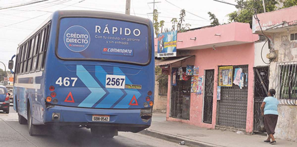 Un alimentador circula con da&ntilde;os en el parachoques cerca de la v&iacute;a Perimetral, en el sur de la ciudad. Foto: Karly Torres / El Tel&eacute;grafo