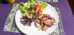 La alimentaci&oacute;n vegetariana y vegana es muy variada. Los platillos tienen varios colores y sabores. Por lo general los restaurantes que ofrecen estos preparados buscan que los insumos tengan origen org&aacute;nico y provengan de productores locales.