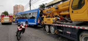 Dos heridos en choque de bus y gr&uacute;a en sector San Isidro del Inca, Quito