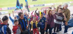 Familias enteras llegaron el mi&eacute;rcoles pasado desde temprano al estadio Rumi&ntilde;ahui de Sangolqu&iacute; para ver el partido en las pantallas gigantes que se instalaron en la cancha del escenario deportivo. Banderas, pitos, serpentinas y otros implementos se utilizaron por cientos para alentar al equipo de sus amores.