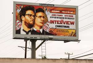 Valla publicitaria del filme "The Interview". Sony Pictures decidi&oacute; cancelar el lanzamiento este mes de esta cinta. FOTO: AFP 