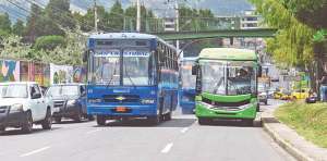 La competencia entre unidades es uno de los problemas que m&aacute;s denuncian los usuarios de transporte p&uacute;blico. Foto: Archivo / El Tel&eacute;grafo