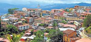 Un total de 140 casas en Zaruma fueron construidas con maderas finas, t&iacute;picas de la zona, tambi&eacute;n tienen balcones tallados con dise&ntilde;os &uacute;nicos y vistosos colores. Foto: Fabricio Cruz / El Telegrafo