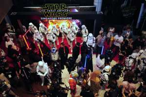 No importa la raza o el idioma, Star Wars es tan universal que todos entienden el mismo lenguaje. Episode VII: The Force awakens ya se estren&oacute; en Francia, Inglaterra, China, Corea, B&eacute;lgica, Alemania, Italia, entre otros. Esta medianoche llegar&aacute; a Ecuador.
