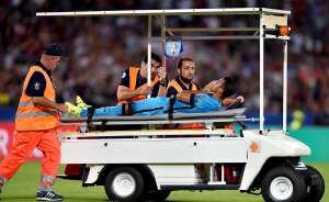 El jugador se rompi&oacute; el ligamento tras sufrir una entrada del belga Radja Nainggolan. Foto: Agencia AFP