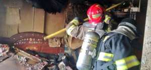 Los bomberos, durante las labores para apagar el fuego. 