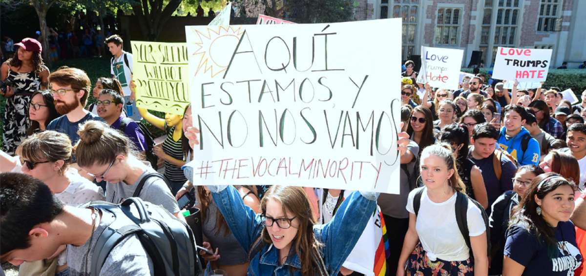 Los estudiantes de la Universidad de California protestan contra las medidas discriminatorias de Donald Trump.