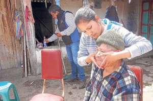 Segundo Samaniego recibe terapia facial para mitigar los efectos de una par&aacute;lisis. Foto: Cortes&iacute;a MIES