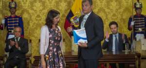 Cecilia Olivet entreg&oacute; el informe de m&aacute;s de 700 p&aacute;ginas al presidente Rafael Correa.