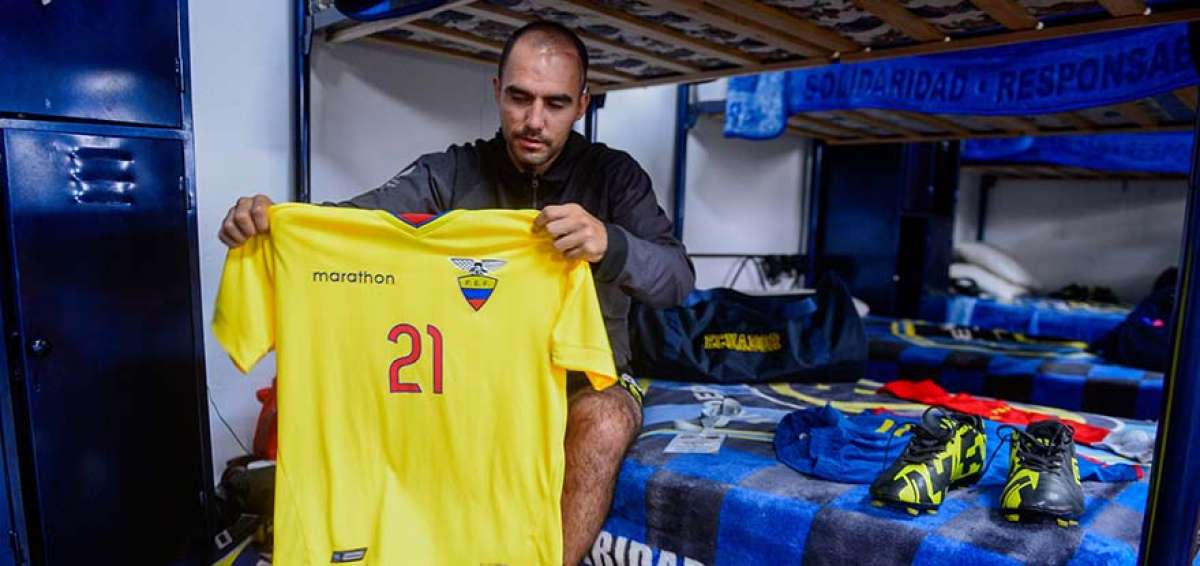 En la concentraci&oacute;n de Independiente del Valle, el jugador nacional Nicol&aacute;s Aires prepara la indumentaria que utilizar&aacute; en la Copa Am&eacute;rica de f&uacute;tbol PC.