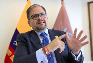 El ministro John Reimberg durante una entrevista sobre seguridad y frontera con Colombia.