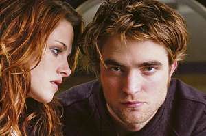Kristen Stewart y Robert Pattinson durante una escena de Crep&uacute;sculo.