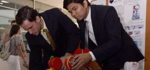 Jorge Begu&eacute; y William Cobe&ntilde;a, dise&ntilde;aron un prototipo para rehabilitar ni&ntilde;os con discapacidad. En la elaboraci&oacute;n de las piezas usaron una impresora 3D. FOTO: Karly Torres/EL TEL&Eacute;GRAFO