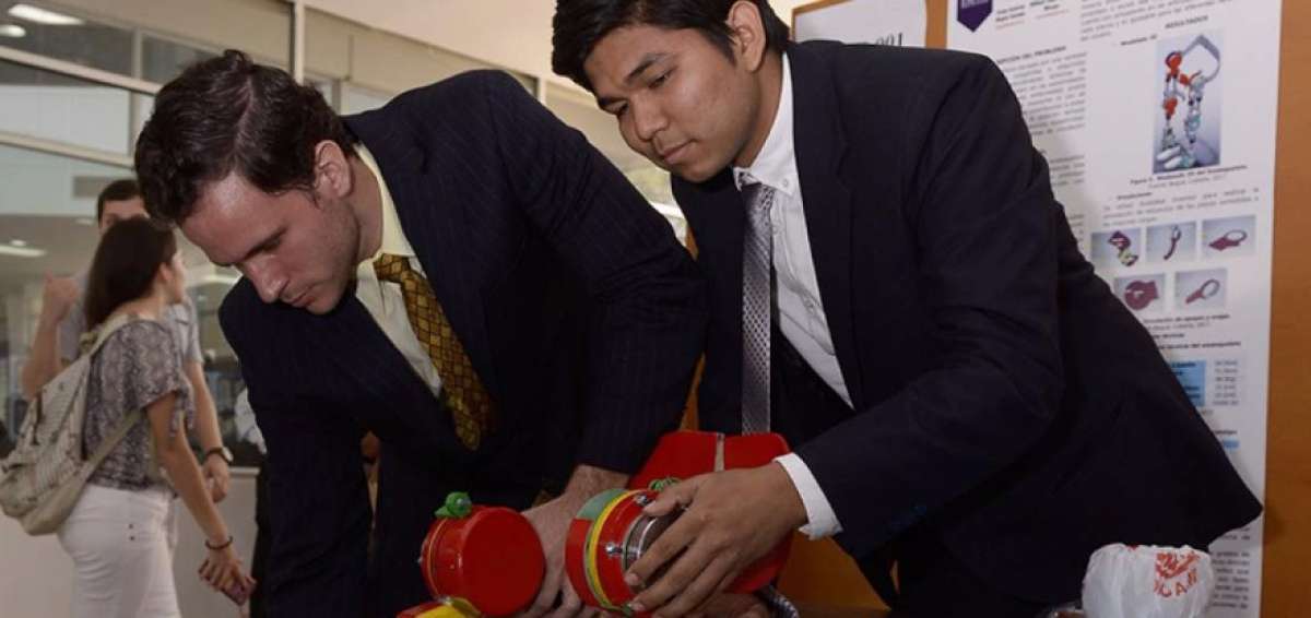 Jorge Begu&eacute; y William Cobe&ntilde;a, dise&ntilde;aron un prototipo para rehabilitar ni&ntilde;os con discapacidad. En la elaboraci&oacute;n de las piezas usaron una impresora 3D. FOTO: Karly Torres/EL TEL&Eacute;GRAFO