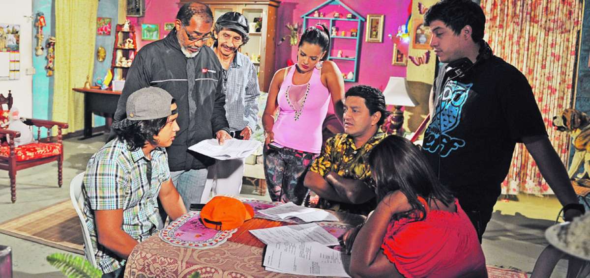El director Luis Aguirre lee los libretos con sus actores Jos&eacute; Tola, Isidro Murillo, Cecilia Cascante, Mart&iacute;n Calle y Miriam Murillo antes de grabar una escena de &lsquo;3 familias&rsquo;. Aparece el jefe de piso, Alejandro Y&uacute;nez.