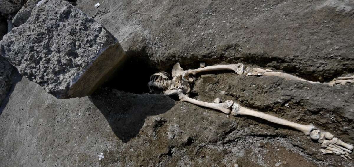  Vista de los restos &oacute;seos de un nuevo esqueleto, descubierto hace unos d&iacute;as, perteneciente a una de las v&iacute;ctimas de la erupci&oacute;n del Vesubio que sepult&oacute; hace dos milenios a la m&iacute;tica ciudad de Pompeya, en N&aacute;poles, Italia.