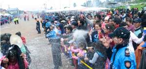 Espuma y poca agua tuvo el desfile 'Corso de Flores y Serpentinas', al sur de Quito