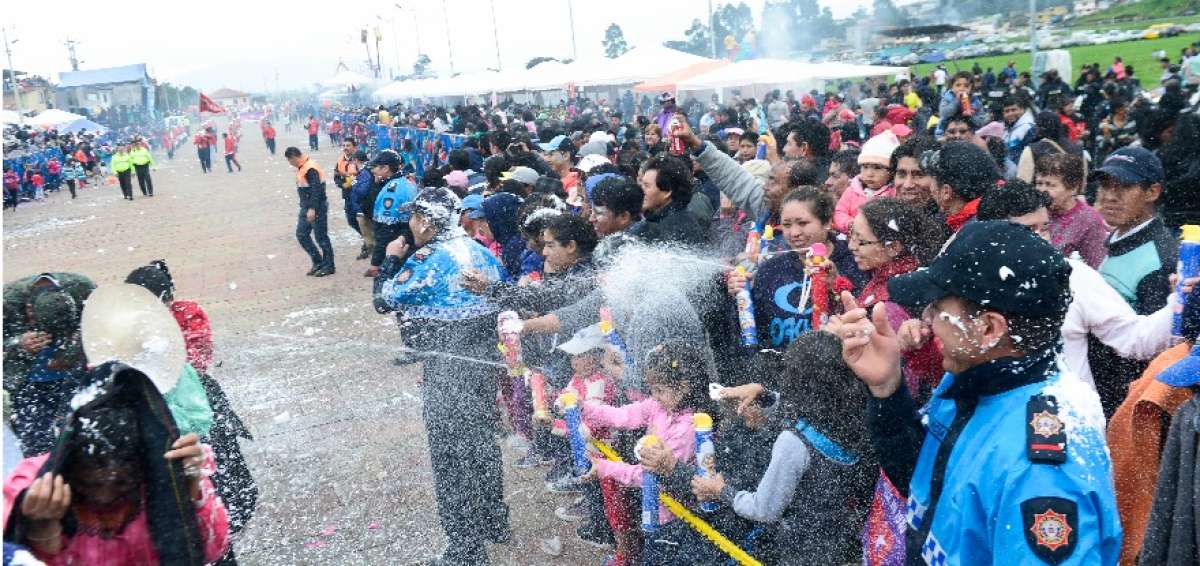 Espuma y poca agua tuvo el desfile 'Corso de Flores y Serpentinas', al sur de Quito