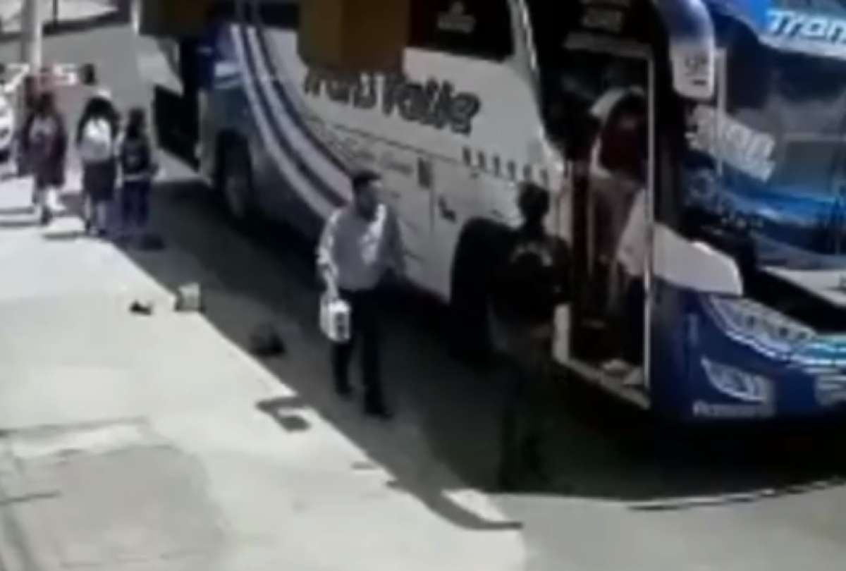 Chofer de bus de Tungurahua llevó a estudiantes en la bodega de la unidad