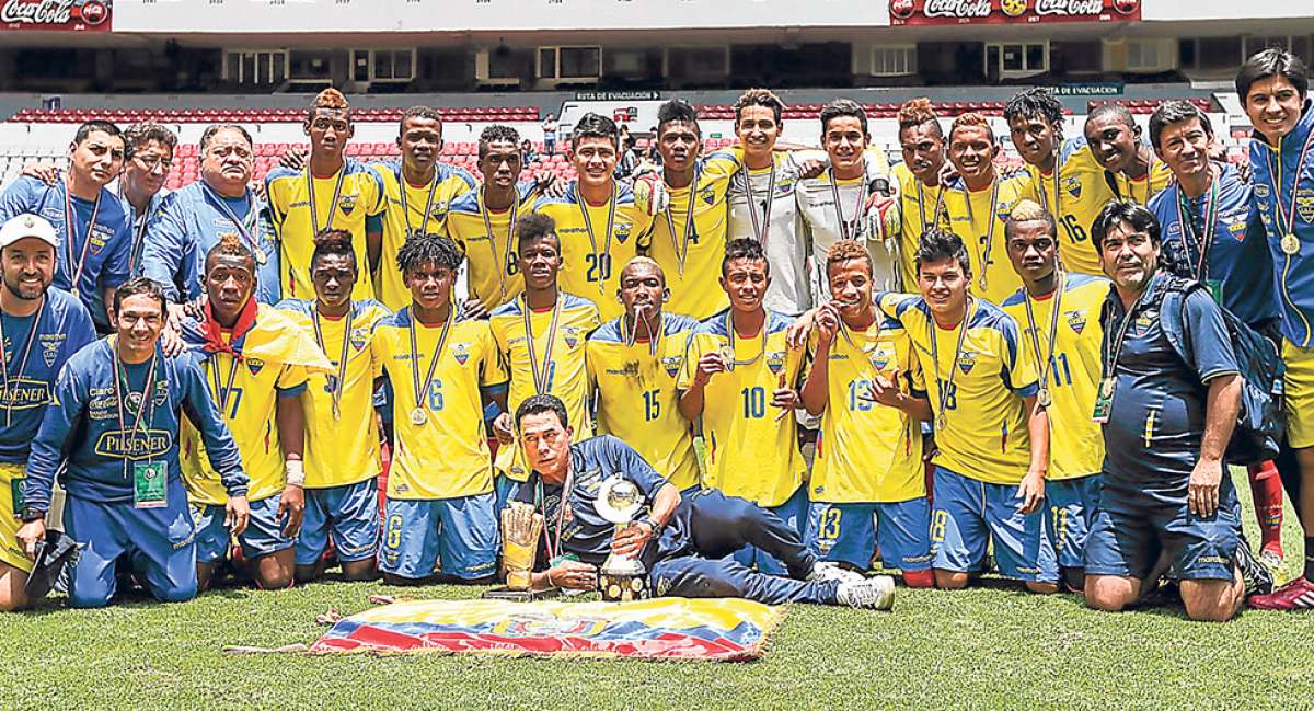 Jos&eacute; Javier Rodr&iacute;guez (acostado) cree posible que Ecuador levante la Copa del Mundial Sub-17 en Chile. Foto: Cortes&iacute;a