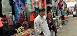 La familia Herrera Castro labora con un negocio de ropa en un mercado mayorista.