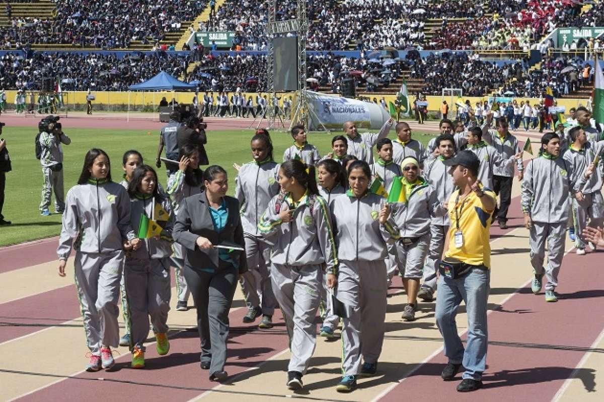 M&aacute;s de 20 mil estudiantes se concentraron en el Estadio Ol&iacute;mpico Atahualpa. Foto: John Guevara / EL TEL&Eacute;GRAFO