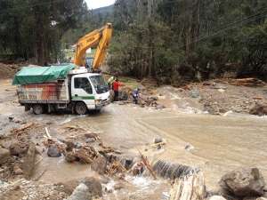 En el sector de la quebrada Yunguilla, cerca de Barabon, est&aacute; tapado un puente.