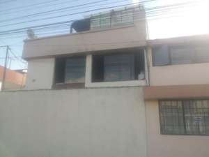 Fachada de la casa, ubicada en el sector de La Luz. Sus propietarios abrieron las ventanas para ventilar el olor del lugar. Foto: Vladimir Cabezas / EL TEL&Eacute;GRAFO