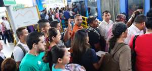 Las aglomeraciones en buses y paradas fueron constatadas por personal de la Defensor&iacute;a.