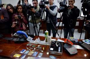 Las autoridades presentaron ayer las evidencias decomisadas durante el operativo Skimmers. Foto: &Aacute;lvaro P&eacute;rez / El Tel&eacute;grafo 