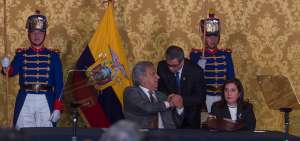 El presidente Len&iacute;n Moreno saluda al nuevo secretario de la Presidencia, Jos&eacute; Agusto Briones, durante el acto de posesi&oacute;n en Carondelet.