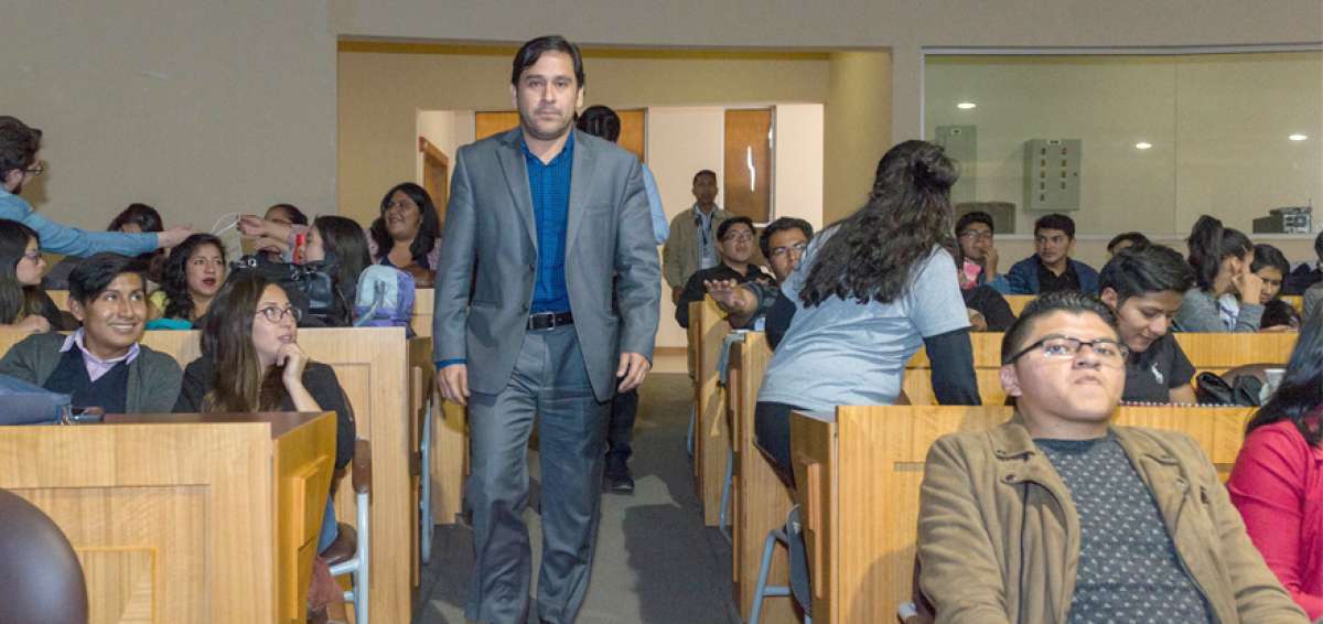 El director nacional de Aduanas, Mauro Andino, particip&oacute; en un conversatorio con estudiantes universitarios.