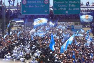 Hincha argentino herido siguió alentando desde la camilla
