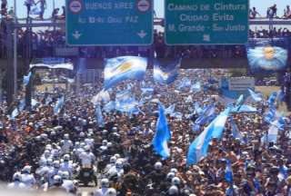 Hincha argentino herido siguió alentando desde la camilla