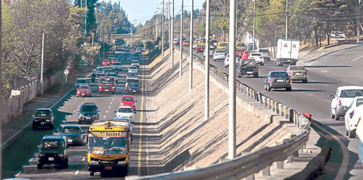 El flujo vehicular fue normal ayer en la ciudad de Quito, a pesar de que se record&oacute; el D&iacute;a Mundial sin Auto. Foto: Daniel Molineros / El Tel&eacute;grafo