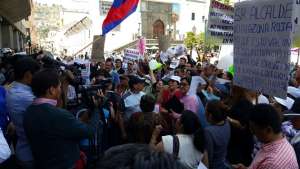 Los vecinos protestaron en el Municipio de Quito por la reubicaci&oacute;n de las trabajadoras sexuales a sus barrios. Foto: Daniel Molineros /EL TEL&Eacute;GRAFO