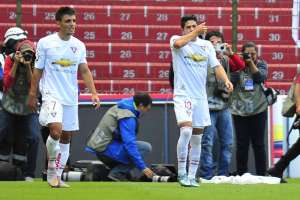 Diego Morales (d) festeja el tanto con el que apertur&oacute; el triunfo ante Zamora. Foto: AFP