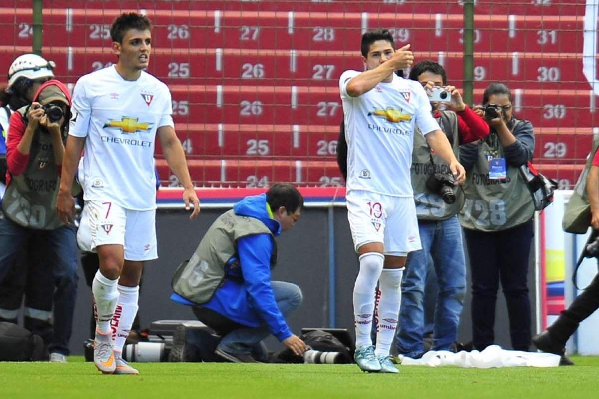 Diego Morales (d) festeja el tanto con el que apertur&oacute; el triunfo ante Zamora. Foto: AFP