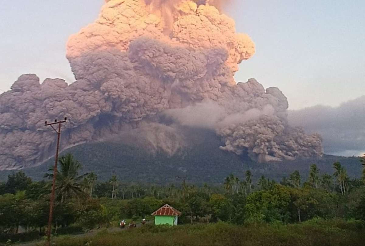 La nube de ceniza fue visible desde ciudades situadas a 150 kilómetros de distancia