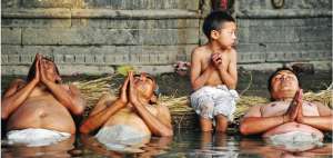 El ba&ntilde;o ritual de los nepal&iacute;es